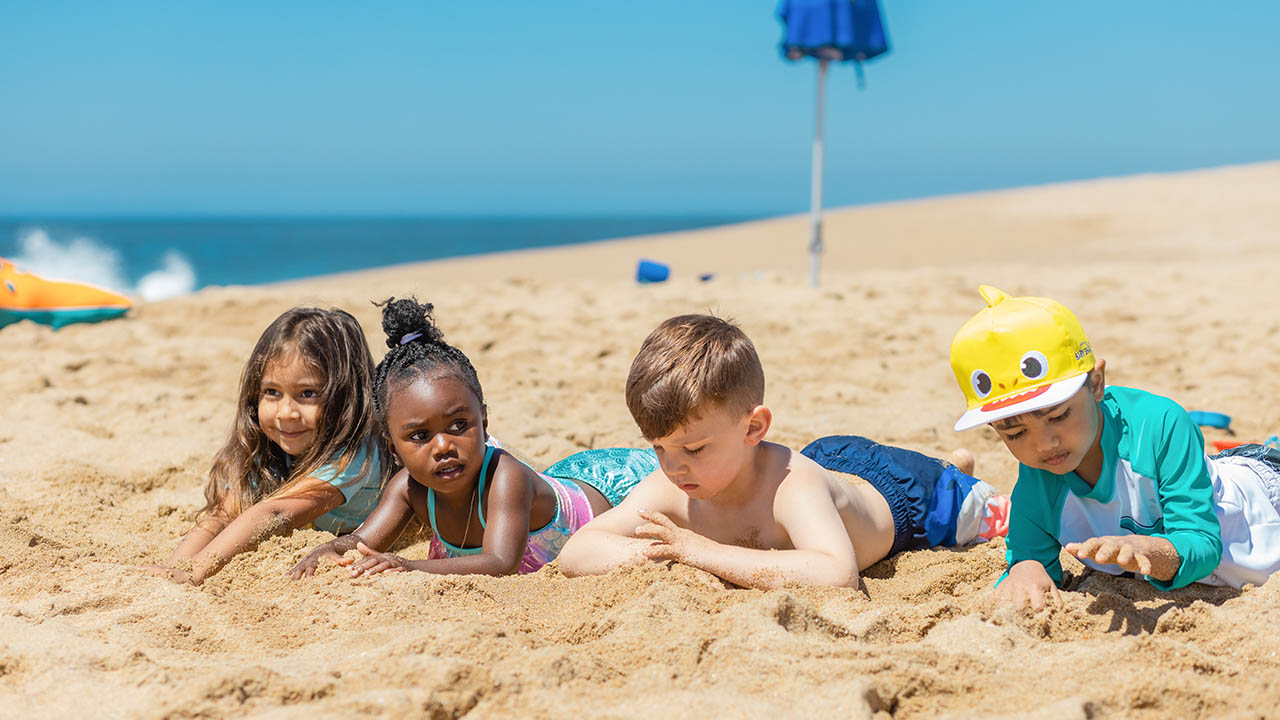 Giochi d'acqua per rinfrescarsi sotto il sole estivo